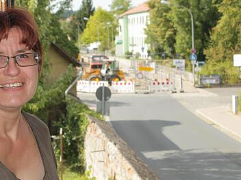Wenn Andrea Vogel in ihrem historischen Fachwerkhaus in der Spitalstraße ihr Wohnzimmerfenster öffnet, hört sie in diesen Wochen fast nichts mehr. Die Vollsperrung (im Hintergrund) hat das Verkehrsaufkommen und den damit verbundenen Lärm deutlich reduziert.   Fotos: Andreas Dorsch