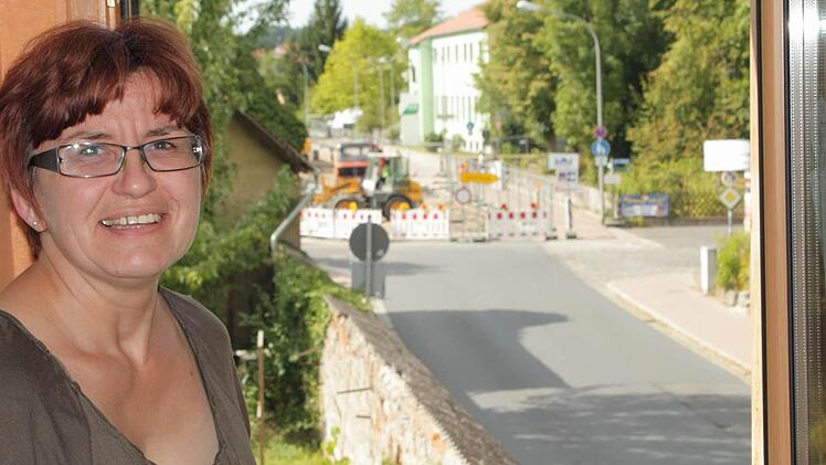 Wenn Andrea Vogel in ihrem historischen Fachwerkhaus in der Spitalstraße ihr Wohnzimmerfenster öffnet, hört sie in diesen Wochen fast nichts mehr. Die Vollsperrung (im Hintergrund) hat das Verkehrsaufkommen und den damit verbundenen Lärm deutlich reduziert.   Fotos: Andreas Dorsch