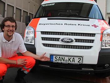 Andreas Lotter vom Rettungsdienst ist stolz auf den einzig wahren Sanka im Landkreis Kulmbach. Er trägt die Nummer SAN-KA 2. Foto: Sonja Adam