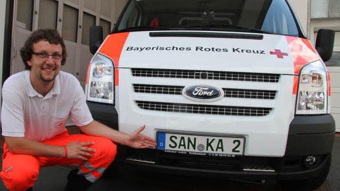 Andreas Lotter vom Rettungsdienst ist stolz auf den einzig wahren Sanka im Landkreis Kulmbach. Er trägt die Nummer SAN-KA 2. Foto: Sonja Adam