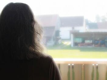 Stalking-Opfer Anna hat ihren Wohnort und ihren Arbeitsplatz gewechselt, um endlich Ruhe vor dem Stalker zu finden. Doch sie kann nie sicher sein, ob er nicht heute oder morgen vor ihrer Haustür steht. Foto: Dagmar Besand
