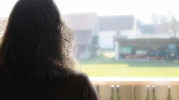 Stalking-Opfer Anna hat ihren Wohnort und ihren Arbeitsplatz gewechselt, um endlich Ruhe vor dem Stalker zu finden. Doch sie kann nie sicher sein, ob er nicht heute oder morgen vor ihrer Haustür steht. Foto: Dagmar Besand
