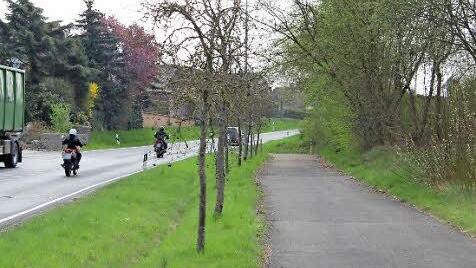 Der Radweg an der Fürther Straße endet in der Böschung. Eine Verlängerung sollte bis Weisendorf gehen, meint der AK Verkehr.