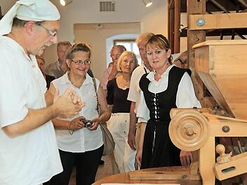 Bei einer speziellen Führung durch das Stadtmuseum Herrenmühle erzählen Ratsherr, Winzerin, Müllerin und Müller, Magd, Bäcker und Pfarrer, "wie's früher woar". Foto: Jochen Vogler