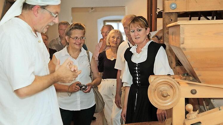 Bei einer speziellen Führung durch das Stadtmuseum Herrenmühle erzählen Ratsherr, Winzerin, Müllerin und Müller, Magd, Bäcker und Pfarrer, "wie's früher woar". Foto: Jochen Vogler