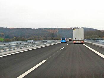 1055 Meter lang, 27 Jahre alt und wieder in Topform: Die nördliche Mainbrücke Eltmann auf der Autobahn 70 ist nach sechs Monaten erneut zweispurig befahrbar. Fotos: Andreas Lösch