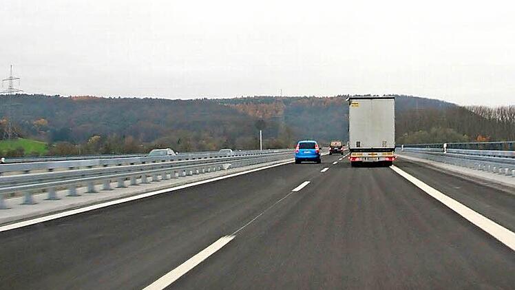 1055 Meter lang, 27 Jahre alt und wieder in Topform: Die nördliche Mainbrücke Eltmann auf der Autobahn 70 ist nach sechs Monaten erneut zweispurig befahrbar. Fotos: Andreas Lösch