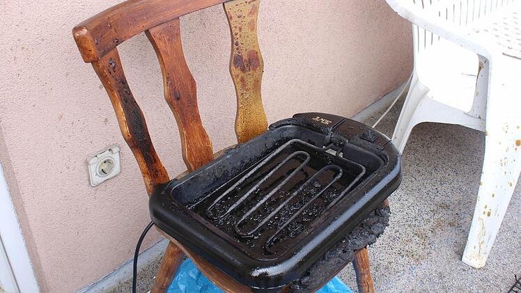Dieser Grill in der Ringstraße geriet gestern Nachmittag in Brand. Nach einer Stichflamme spritzte das Fett aus dem Gerät.  Foto: Sabine Memmel