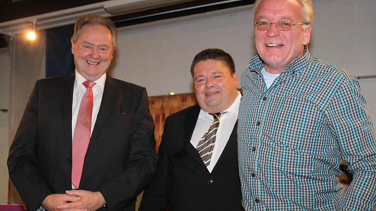 Organist Friedrich Penning erhält Beifall in der Kirche. Foto: Carmen Schwind