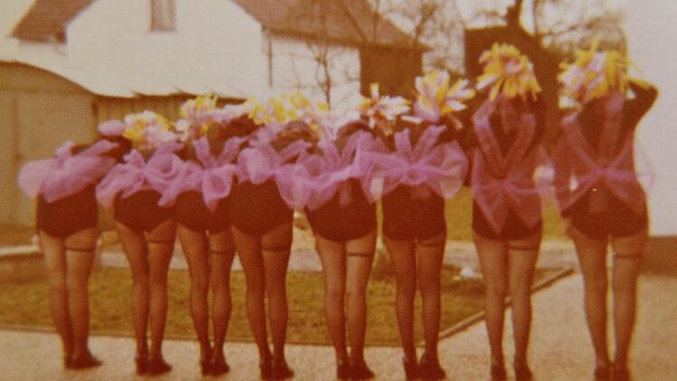 Die Wollbacher Feuerwehrfrauen hatten schöne Beine, die sie auch gerne an Fasching mit raffinierten Kostümen zeigten.