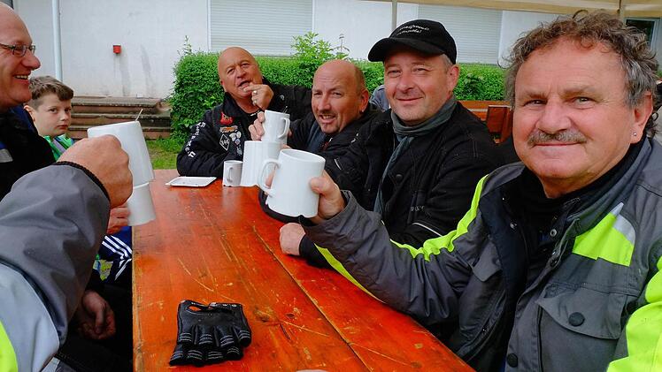Nach dem Gottesdienst war noch Zeit zum Beisammensitzen. Foto: Gerd Schaar