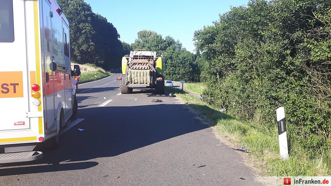 Motorrad kollidiert mit Traktor - Biker schwerst verletzt