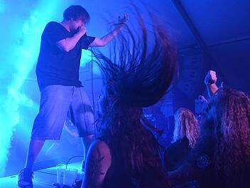 Beim "Headbanging" kam die teils imposante Haarpracht der Fans so richtig zur Geltung.  Fotos: Björn Hein