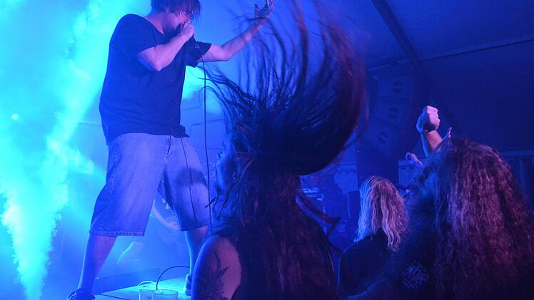 Beim "Headbanging" kam die teils imposante Haarpracht der Fans so richtig zur Geltung.  Fotos: Björn Hein