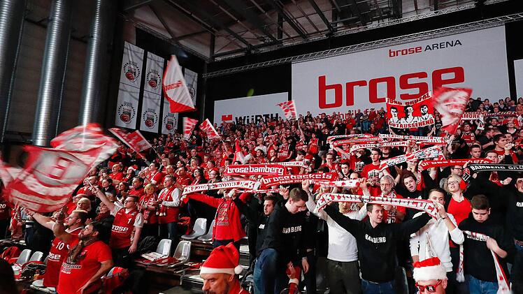 Am Donnerstagabend passte die Stimmung in der Brose Arena. Die Fans standen wie eine Wand hinter ihrer Mannschaft.
