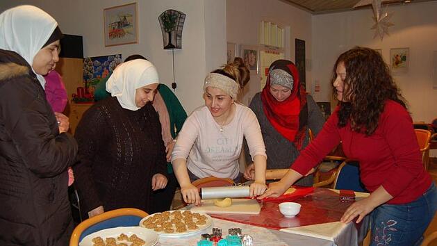 Nicht nur das Essen, auch die Zubereitung der Pl&auml;tzchen macht ihnen offensichtlich Spa&szlig; (von links): Marwa Alabed, Hahi Walaa, Rehan Osoo, Racha Acoch und Roha Alsayed. Foto: Helke Renner