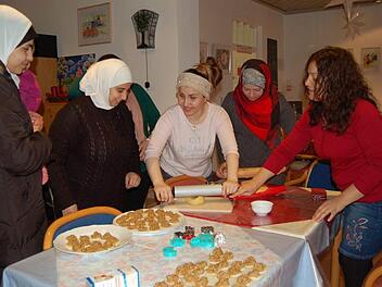 Nicht nur das Essen, auch die Zubereitung der Plätzchen macht ihnen offensichtlich Spaß (von links): Marwa Alabed, Hahi Walaa, Rehan Osoo, Racha Acoch und Roha Alsayed. Foto: Helke Renner
