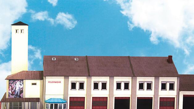 Anl&auml;sslich der Spielwarenmesse in N&uuml;rnberg hat die Coburger Firma KRH dieses Modell des Feuerwehr-Ger&auml;tehauses der Stadt Neustadt im Ma&szlig;stab 1:87/HO vorgestellt. Foto: Knut R. Heilmann