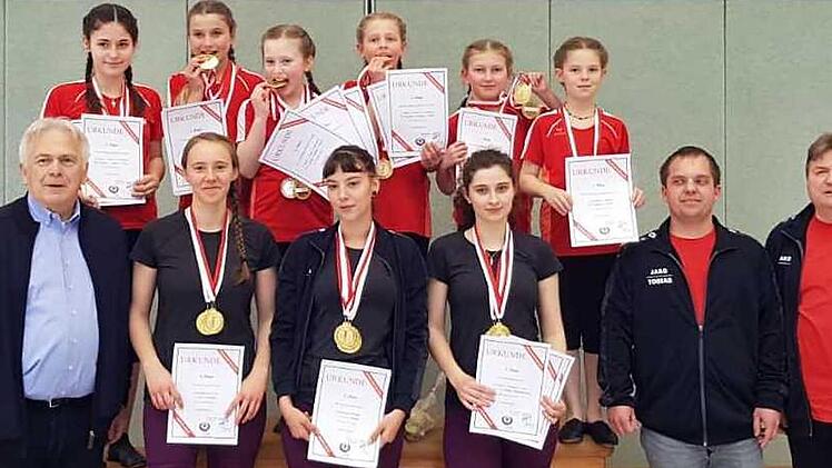 Mit sechs oberfränkischen Meistertiteln räumten die Reuther Radsportlerinnen kräftig ab. Unser Bild zeigt die erfolgreichen Aktiven. Mit im Bild (links): Stellvertretender BLSV-Kreisvorsitzender Hartmut Nenninger, sowie von (rechts) Sportleiter und Vorsitzender Thomas Bittruf und Übungsleiter Tobias Backer.