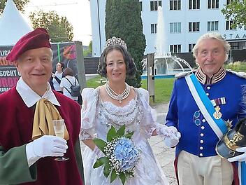 Unser Foto zeigt (links) Gioacchino Rossini (Burkhard Ascherl), Königin Therese (Sabine Rustler) und König Ludwig I. (Florin Binder).