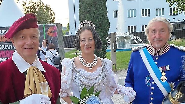 Unser Foto zeigt (links) Gioacchino Rossini (Burkhard Ascherl), Königin Therese (Sabine Rustler) und König Ludwig I. (Florin Binder).
