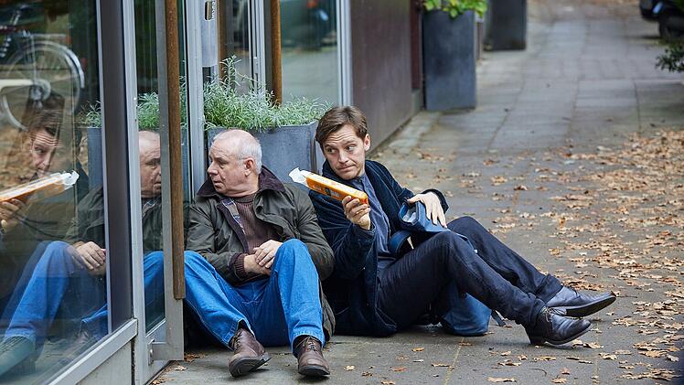 Denis (Jonas Nay, rechts) k&uuml;mmert sich um Alfred (Joachim Kr&oacute;l).