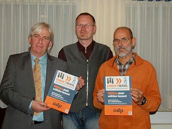 Acht der acht anwesenden Delegierten nominierten Thomas Bücher für den Bezirkstag und Klaus Klumpers für den Landtag. Es gratuliert der ÖDP-Kreisvorsitzende Christoph Raabs.  Foto: Gabi Arnold