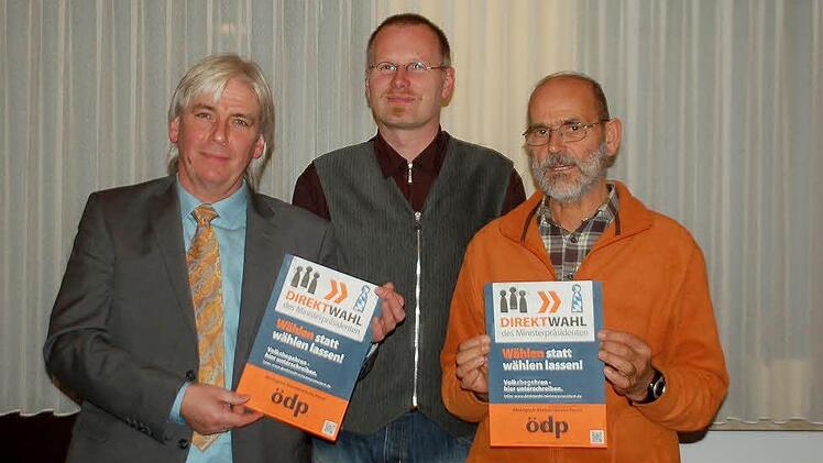 Acht der acht anwesenden Delegierten nominierten Thomas Bücher für den Bezirkstag und Klaus Klumpers für den Landtag. Es gratuliert der ÖDP-Kreisvorsitzende Christoph Raabs.  Foto: Gabi Arnold