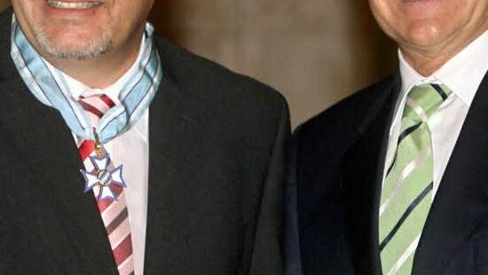 Der SPD-Landtagsabgeordnete und frühere bayerische SPD-Landesvorsitzende Wolfgang Hoderlein wird 2007 in München von Ministerpräsident Edmund Stoiber mit dem Bayerischen Verdienstorden ausgezeichnet.