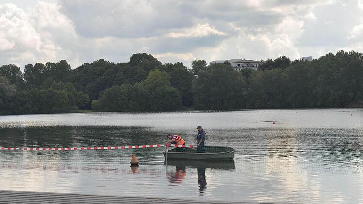 Am Wöhrder See leben viele Kanada- und Graugänsel. Die Hinterlassenschaften der Gänse haben zuletzt den Strand arg verschmutzt. Mit einem Zaun im Wasser soll den Tieren ab sofort der Weg zum Sandstrand versperrt werden. Man appelliert mit Hinweistafeln auch an die Besucher, die Tiere nicht zu füttern. Foto: Nikolas Pelke