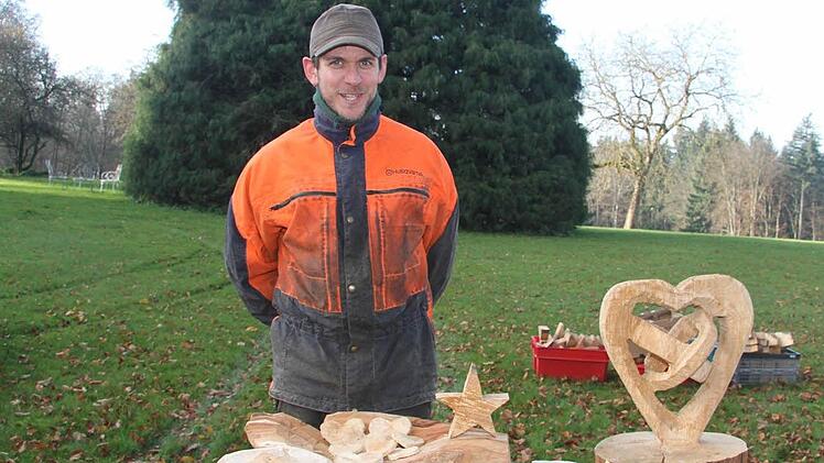 Rico Wagner präsentiert Schnitzereien. Foto: Sonja Adam