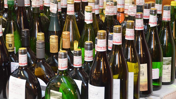 Mitgebracht hat der Regierungspräsident aber auch rund 180 verschiedene Frankenweine, die der Regierung von Unterfranken zur Prüfung vorgestellt wurden und die die fränkischen Winzer schon seit Jahren für das Weihnachtskonzert des Bezirkschores spenden. Foto: Peter Rauch