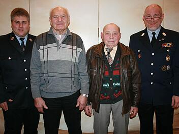 Christian Neugebauer (r.) und Enrico Kröckel (v. l.) dankten Ortwin Schmück und Hermann Stahl für ihre Treue zum Verein. Foto: Gabriele Sell