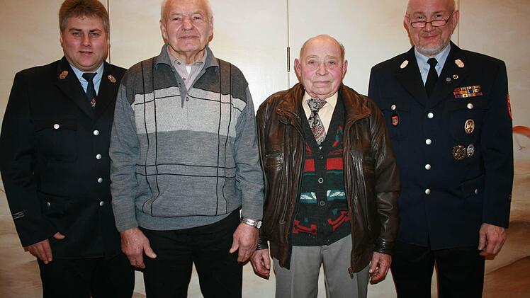 Christian Neugebauer (r.) und Enrico Kröckel (v. l.) dankten Ortwin Schmück und Hermann Stahl für ihre Treue zum Verein. Foto: Gabriele Sell