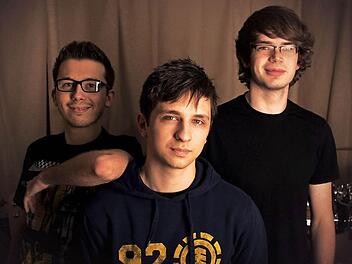 Die Freundschaft schweißt sie zusammen: Thomas Bähr (Bass/links) aus Maineck, Andreas Reuther (Gesang und Gitarre/Mitte) und Markus Ritzel (Schlagzeug) aus Neuensee feiern am 29. Dezember im "Rösla" in Burgkunstadt ihr zehnjähriges Bandbestehen.  Foto: Stephan Stöckel
