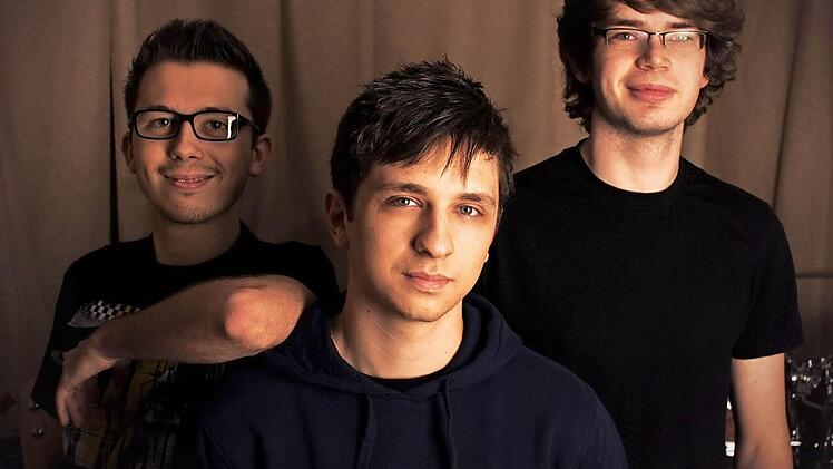 Die Freundschaft schweißt sie zusammen: Thomas Bähr (Bass/links) aus Maineck, Andreas Reuther (Gesang und Gitarre/Mitte) und Markus Ritzel (Schlagzeug) aus Neuensee feiern am 29. Dezember im "Rösla" in Burgkunstadt ihr zehnjähriges Bandbestehen.  Foto: Stephan Stöckel