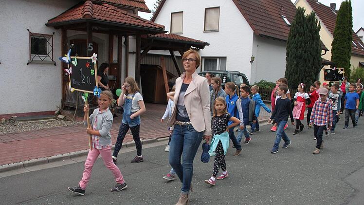 Die Schulkinder zogen am Samstag beim Wiesenfest wieder durch Burghaigs Straßen. Foto: Stephan Stöckel.