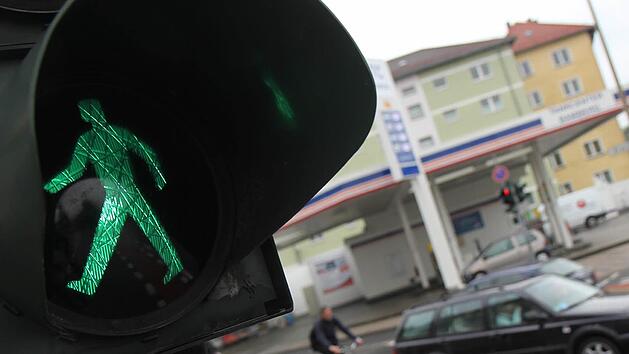 In der N&uuml;rnberger S&uuml;dstadt ist ein Fu&szlig;g&auml;nger von einem Fahrzeug erfasst und schwer verletzt worden. Der Unfallverursacher fl&uuml;chtete.  Symbolbild: Michael Gr&uuml;ndel