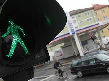 In der N&uuml;rnberger S&uuml;dstadt ist ein Fu&szlig;g&auml;nger von einem Fahrzeug erfasst und schwer verletzt worden. Der Unfallverursacher fl&uuml;chtete.  Symbolbild: Michael Gr&uuml;ndel