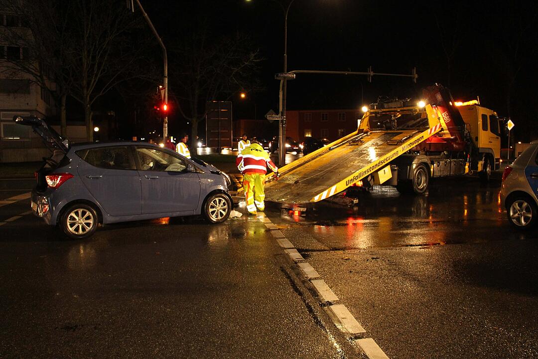 Unfall Bayreuth: Feuerwehr rettet Frau aus Auto
