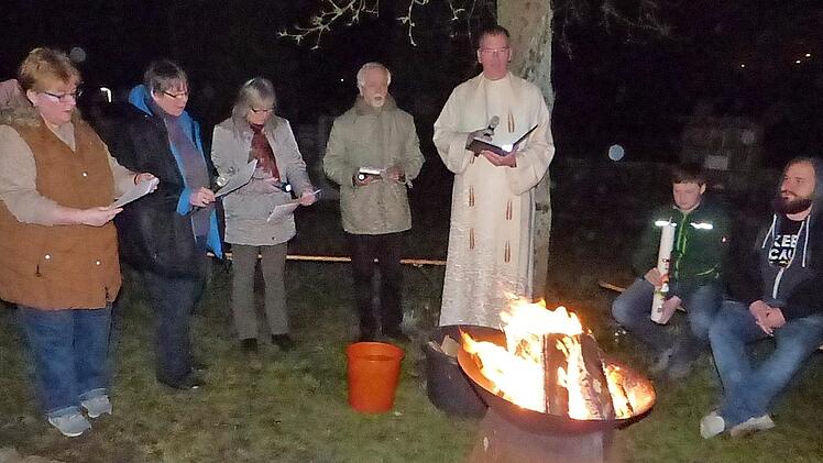 Vor der St.-Oswald-Kirche wurde an der Feuerschale die Geschichte des Volkes Israel und die Kreuzigung Jesu vorgelesen und über Mikrofone für die Gemeinde ins Gotteshaus übertragen. Fotos: Klaus-Peter Wulf