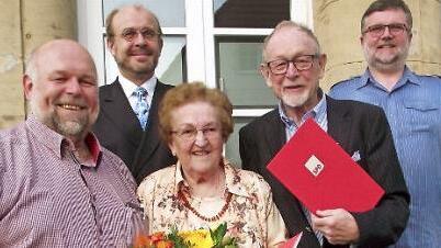 Ehrungen gab es an der Hauptversammlung des SPD-Ortsvereins Oberlangenstadt: (von links): Vorsitzender Wolfgang Neumann, Kreisvorsitzender Ralf Pohl, Lieselotte Hoffmann, Rainer Vormbrock und der bisherige stellvertretende Vorsitzende Frank Liebmann.  Foto: Dieter Wolf