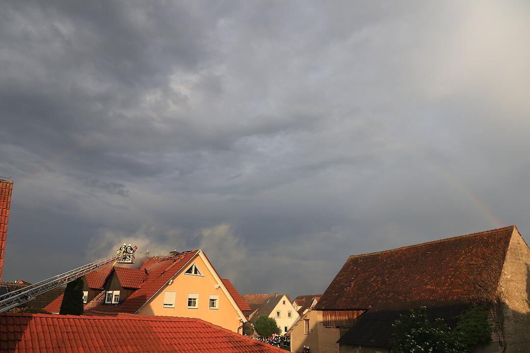 Blitzeinschlag: Dachstuhl geht nach Gewitter in Flammen auf