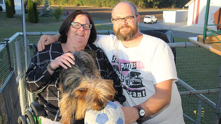 Daniela und Frank Rauh aus dem Kronacher Stadtteil Gehülz entspannen mit ihrem Hund Cookie am liebsten auf ihrem  Balkon. Foto: Andreas Schmitt