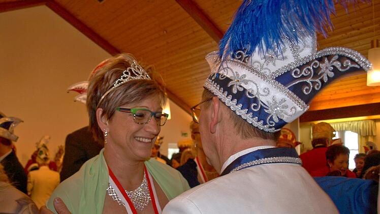 Lustig ging es beim Ordenstausch unter  den Prinzenpaaren zu.Susanne Deuerling