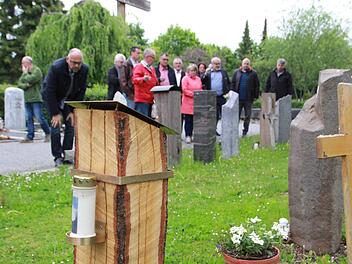 Sechs der 40 Plätze auf dem Urnenfeld des Friedhofs sind noch nicht belegt. Jetzt soll eine dritte Reihe mit Stelen folgen.