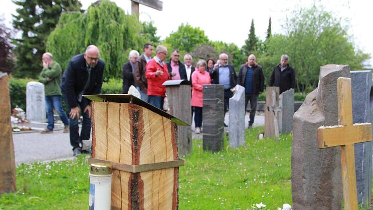 Sechs der 40 Plätze auf dem Urnenfeld des Friedhofs sind noch nicht belegt. Jetzt soll eine dritte Reihe mit Stelen folgen.
