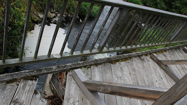 Die Schäden an der Brücke sind offenkundig. Foto: Ulrike Müller