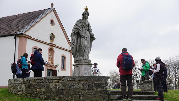 Gebet an der Figur  Foto: Marion Eckert