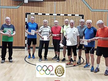 Die erfolgreichen Gold-Senioren des TVU, die das deutsche Sportabzeichen des DOSB in Gold erk&auml;mpft haben; im Bild (von links) Klaus Tkotz, Reinhold Streich, Robert Hempfling, Alfred Klinger, Franz Melzer, Albert Gremer, Uwe Jehder, Hans F&ouml;&szlig;el und Harald Kaiser.